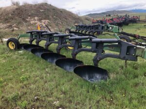John Deere 6 bottom 3600 moleboard plow